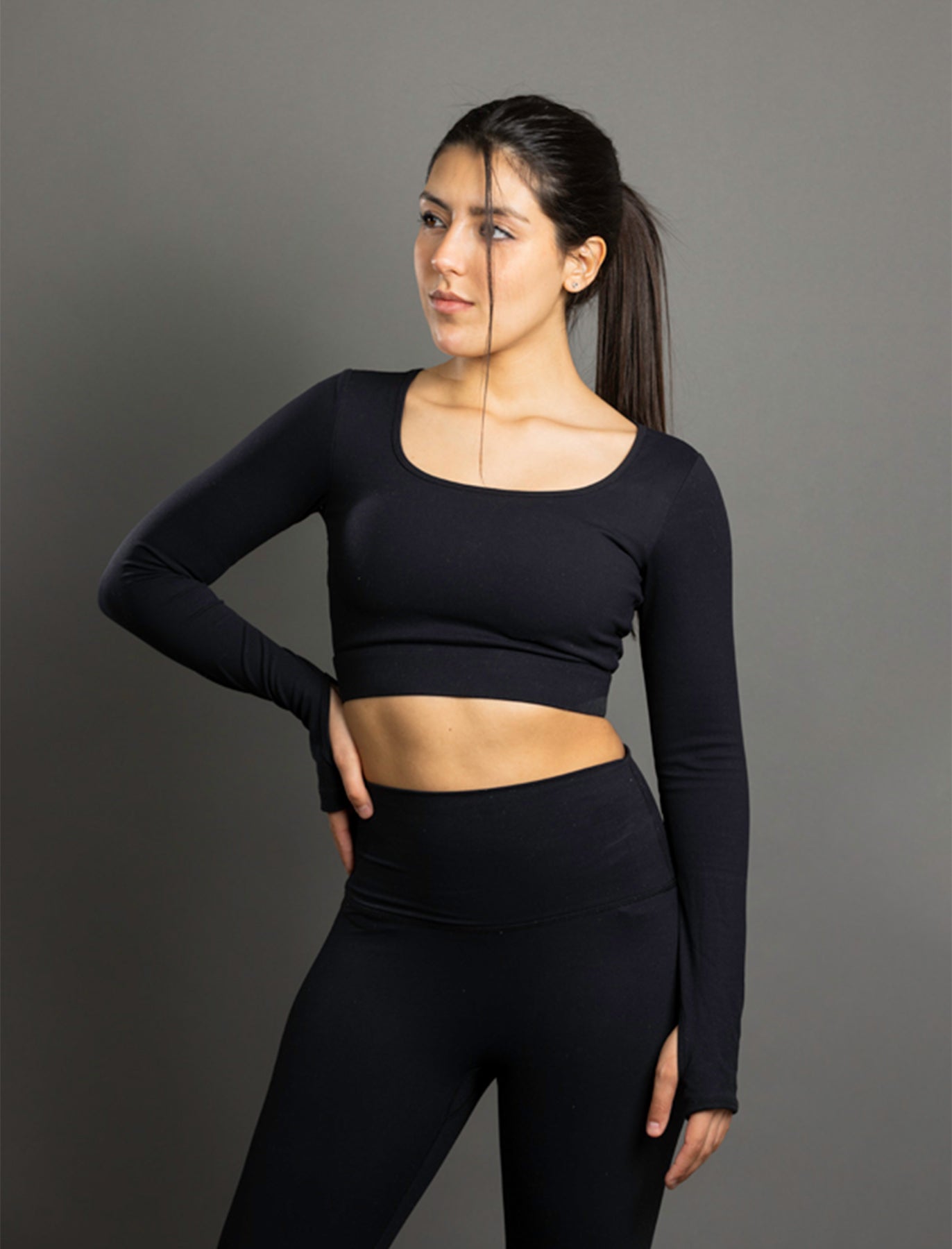 Lumen Crop top de Manga Larga con Escote y Agujero para el Pulgar – Negro