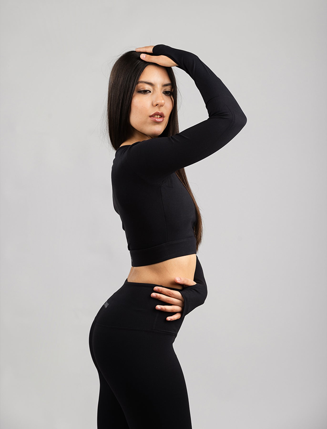 Lumen Crop top de Manga Larga con Escote y Agujero para el Pulgar – Negro