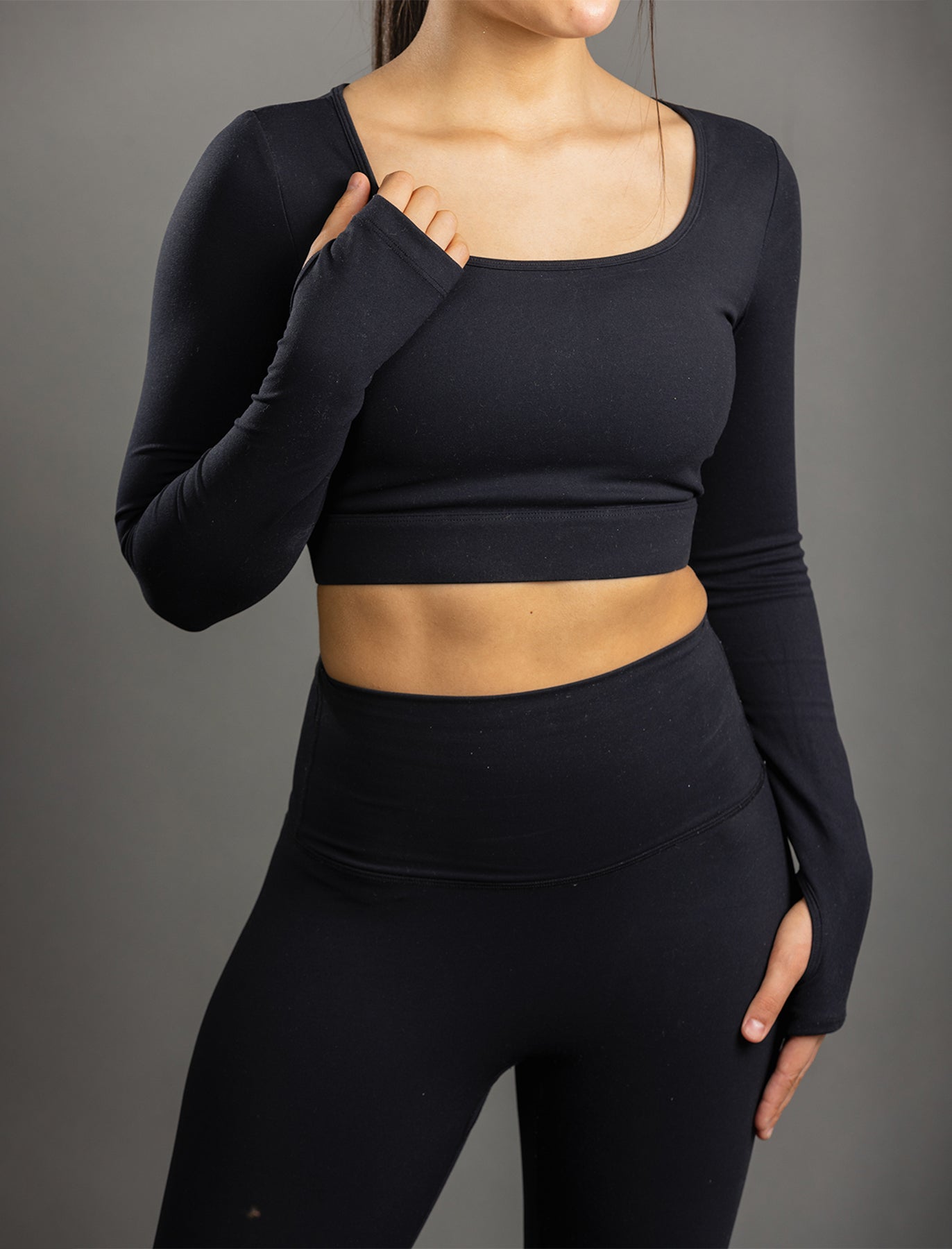Lumen Crop top de Manga Larga con Escote y Agujero para el Pulgar – Negro