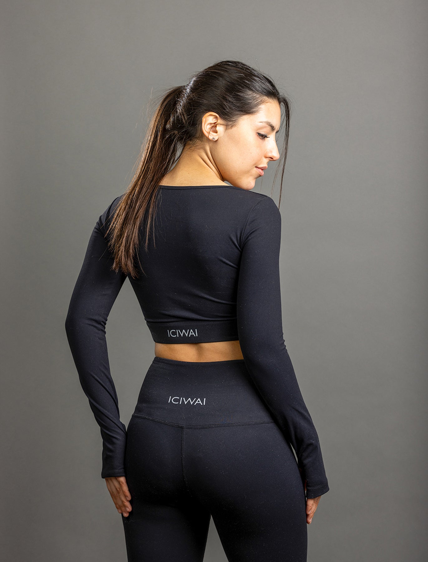 Lumen Crop top de Manga Larga con Escote y Agujero para el Pulgar – Negro